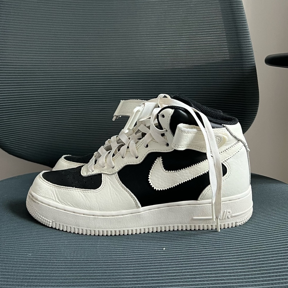Nike Air Force 1 '07 Mid sz 9
Black/Coconut Milk/Sail
